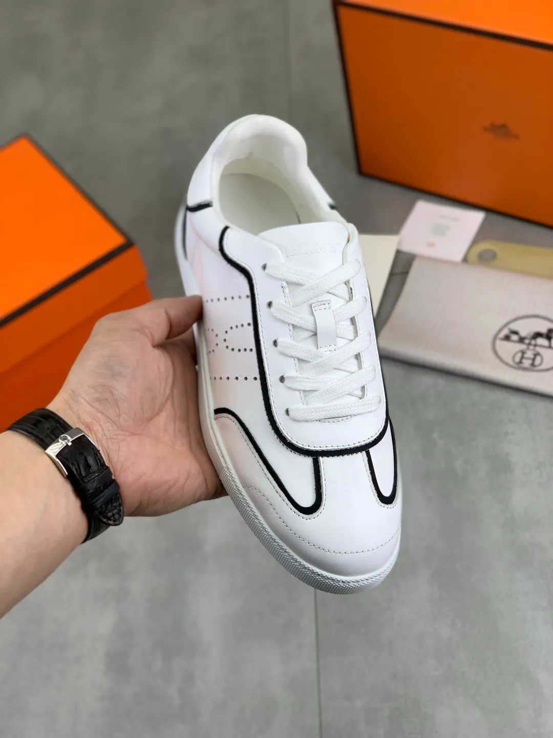 Men's Men's Shoes P600 New Top Version Original Order Hermes Men's Drift Sneaker Summer New Casual Sports Shoes Original Purchased, Developed and Made H Family Men's Classic Series Technological Breathable Fabrics and Cowhide Casual Sports Shoes Casual Sports Dad Shoes combine high-tech breathable materials and cowhide, with H Family exclusive button decoration on the side. The outsole is full of H italic design and bright colors to show vitality and continue the brand design inspiration. Stroll around the city lightly and feel free and comfortable. Delivered in exquisite packaging 🛍📦 ▪️Fabric: original customized breathable material + first-layer cowhide ▪️Inner: cowhide feet ▪️Outsole: molded and evacuated PU+TPU material ▪️Size: 35-45 Multiple colors available Premium packaging